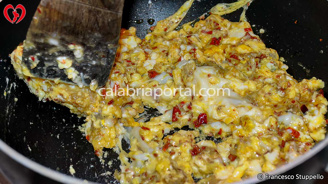 Ricetta dei Ciccioli di Maiale con Uova Strapazzate alla Calabrese: strapazzate le uova Ricetta dei Ciccioli di Maiale con Uova Strapazzate alla Calabrese: strapazzate le uova