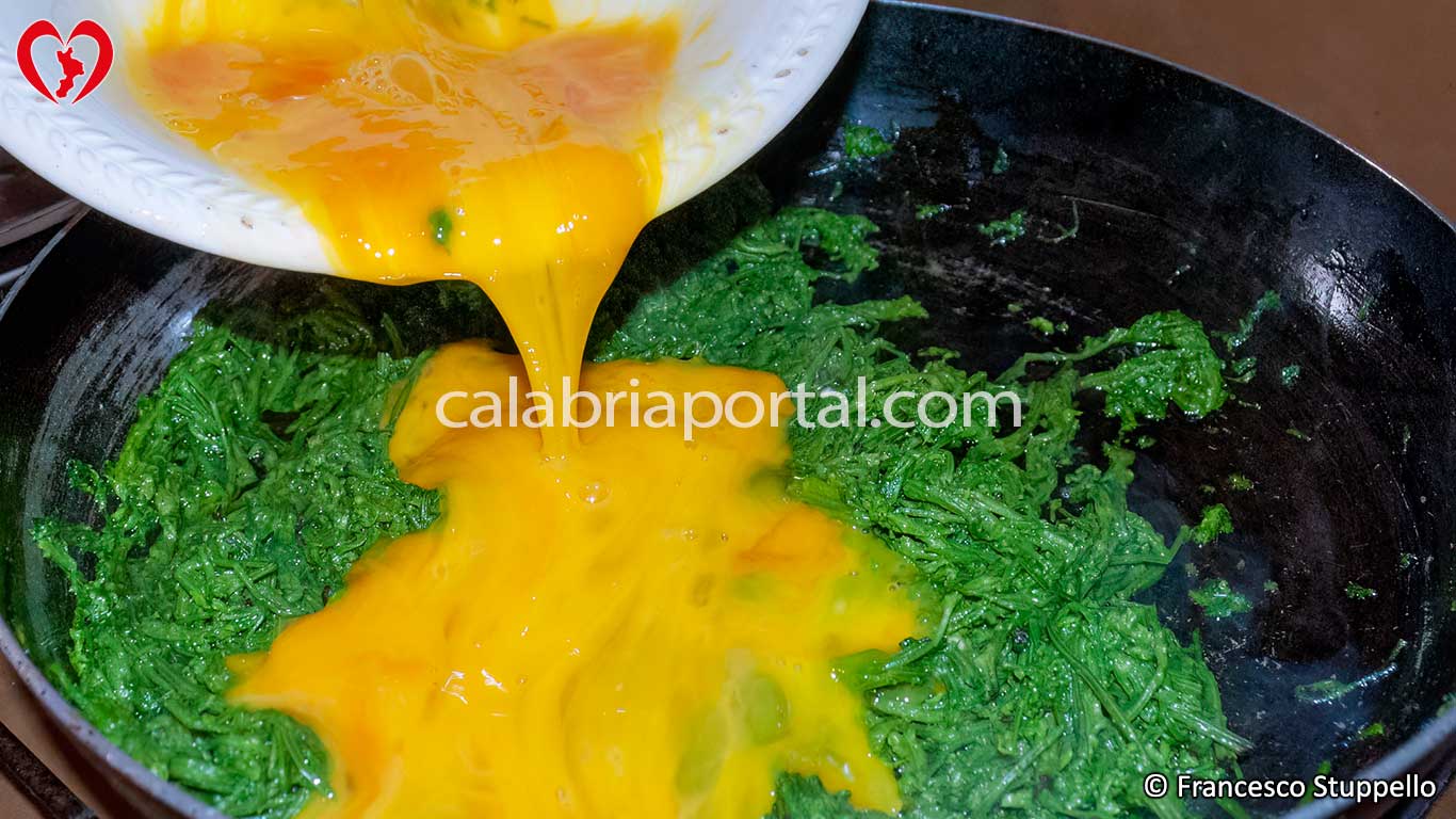 Ricetta delle Cime di Vitalba con Uova Strapazzate alla Calabrese: aggiustate di sale e versate le uova Ricetta delle Cime di Vitalba con Uova Strapazzate alla Calabrese: aggiustate di sale e versate le uova