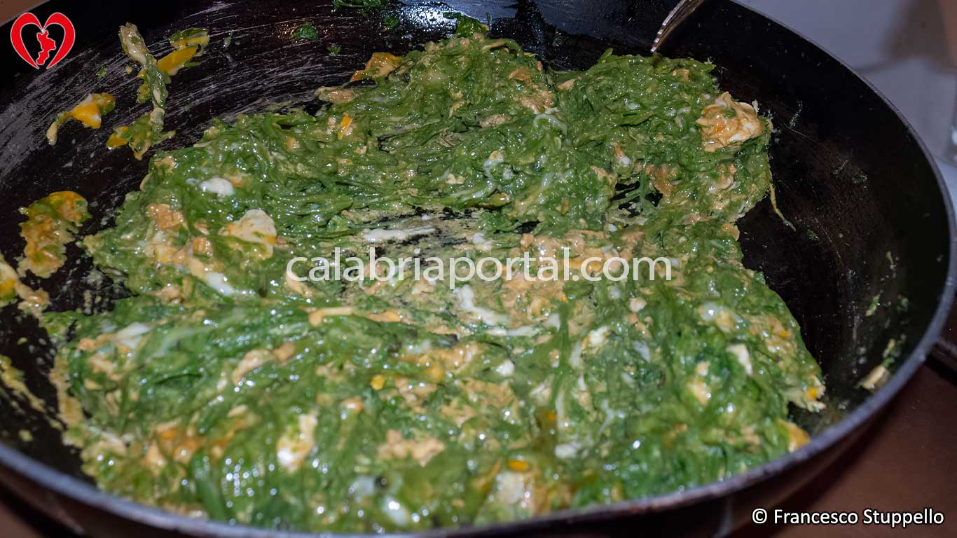 Ricetta delle Cime di Vitalba con Uova Strapazzate alla Calabrese: strapazzate il tutto e completate la cottura Ricetta delle Cime di Vitalba con Uova Strapazzate alla Calabrese: strapazzate il tutto e completate la cottura