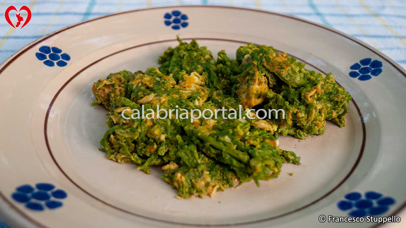 Ricetta delle Cime di Vitalba con Uova Strapazzate alla Calabrese Ricetta delle Cime di Vitalba con Uova Strapazzate alla Calabrese