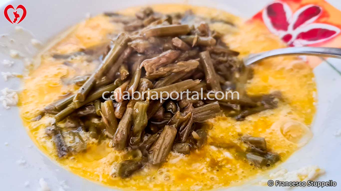 Ricetta della Frittata di Asparagi Selvatici alla Calabrese: amalgamate uova e asparagi Ricetta della Frittata di Asparagi Selvatici alla Calabrese: amalgamate uova e asparagi