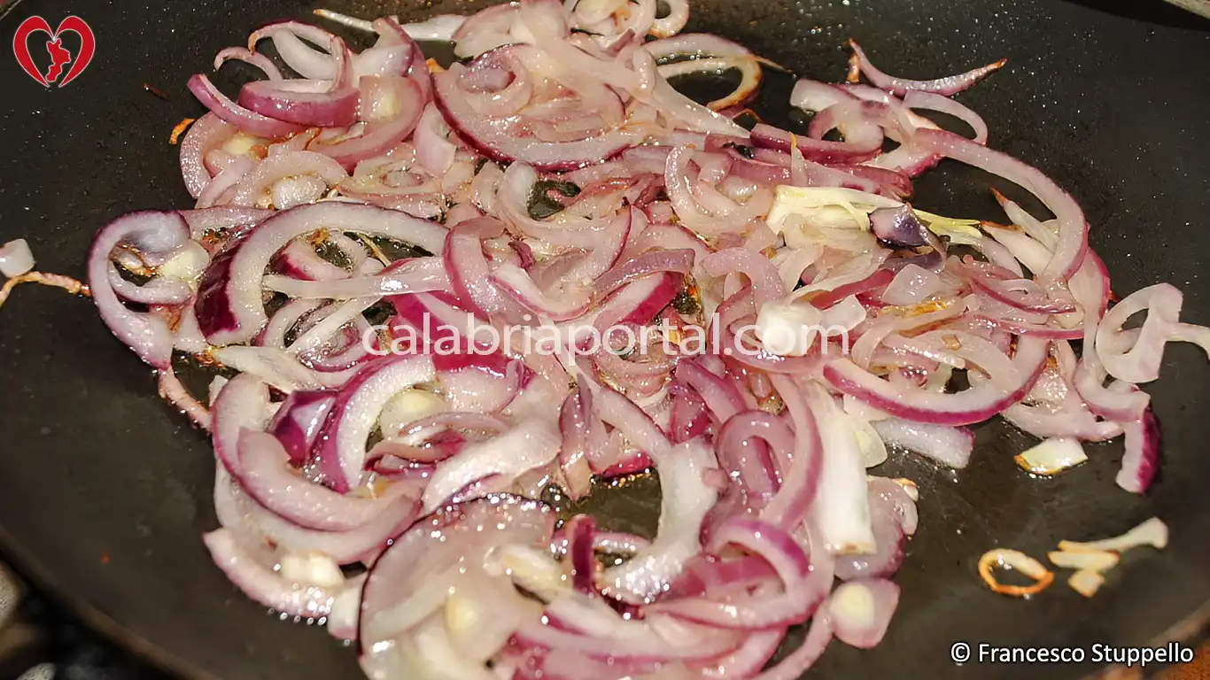 Ricetta della Frittata di Cipolle alla Calabrese: fate appassire le cipolle. Ricetta della Frittata di Cipolle alla Calabrese: fate appassire le cipolle.