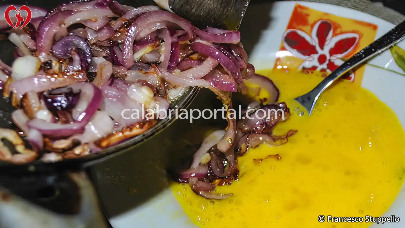 Ricetta della Frittata di Cipolle alla Calabrese: amalgamate le cipolle con le uova sbattute. Ricetta della Frittata di Cipolle alla Calabrese: amalgamate le cipolle con le uova sbattute.