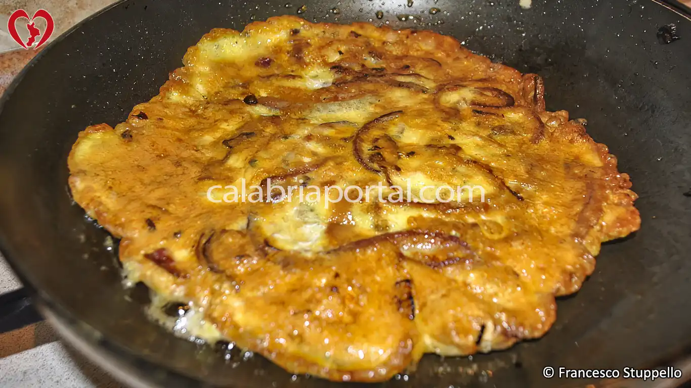 Ricetta della Frittata di Cipolle alla Calabrese: girate e terminate la cottura. Ricetta della Frittata di Cipolle alla Calabrese: girate e terminate la cottura.