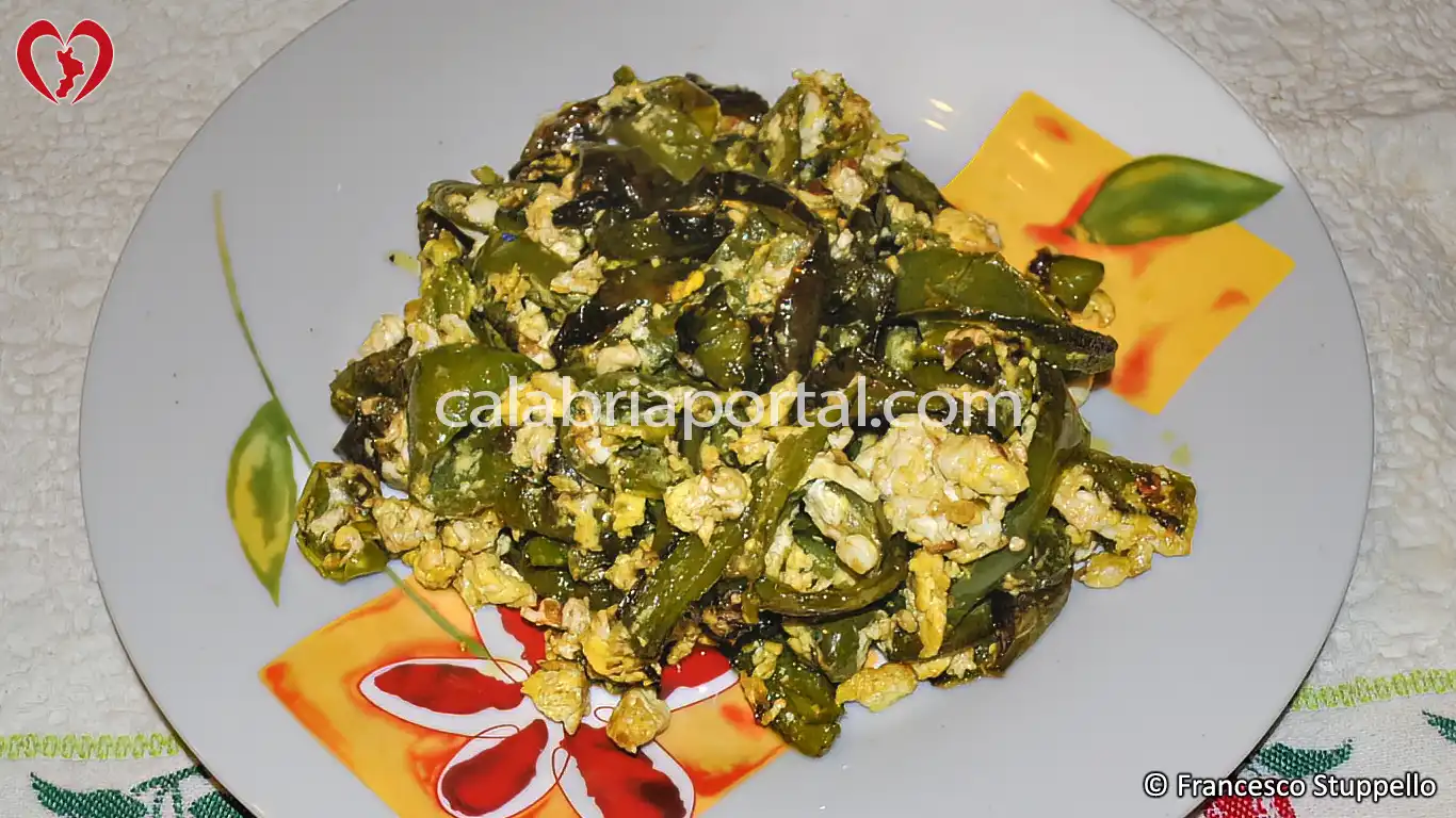 Peperoni Fritti e Uova Strapazzate