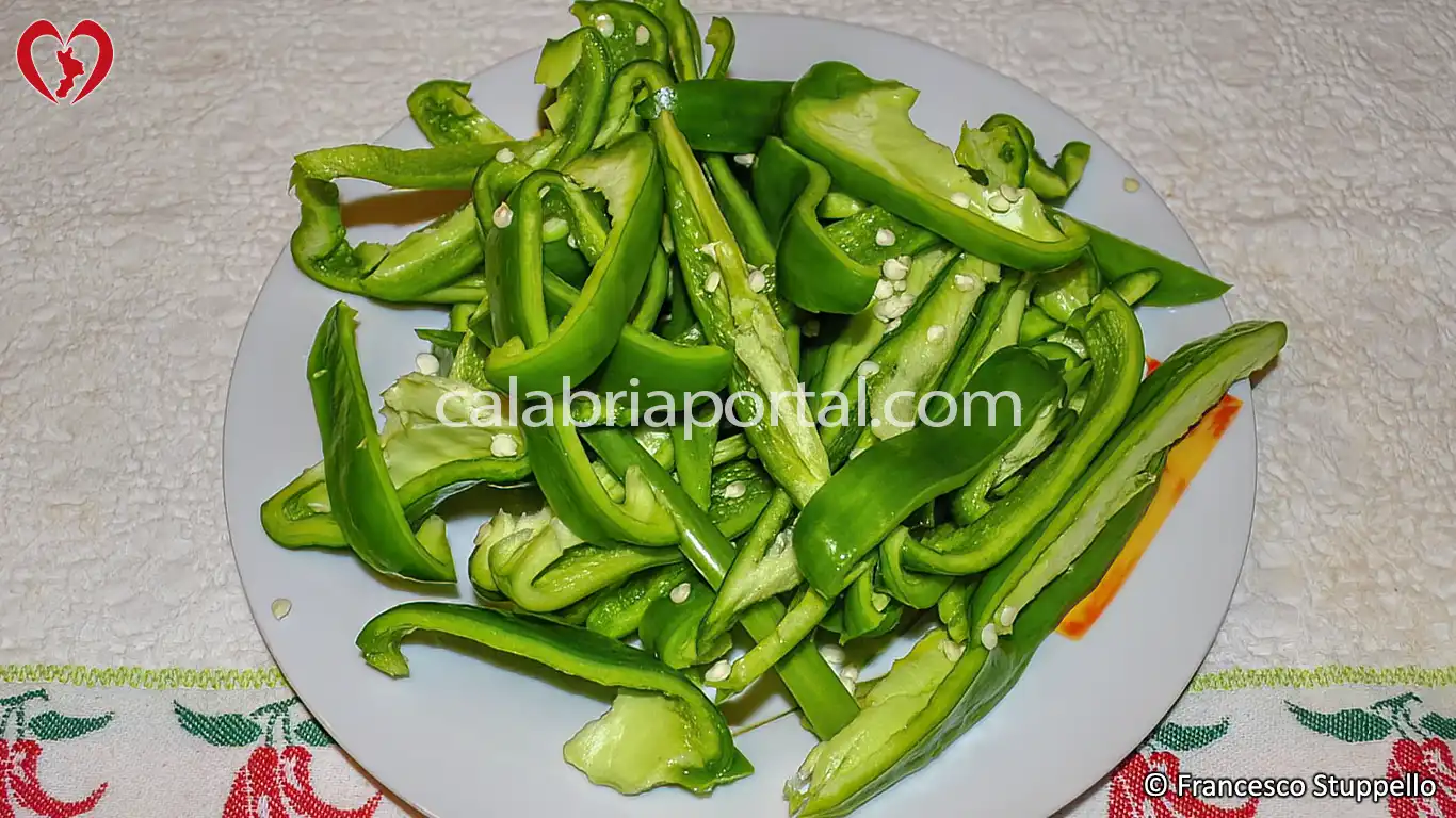 Ricetta Uova e Peperoni Fritti alla Calabrese: tagliate a listarelle i peperoni.
