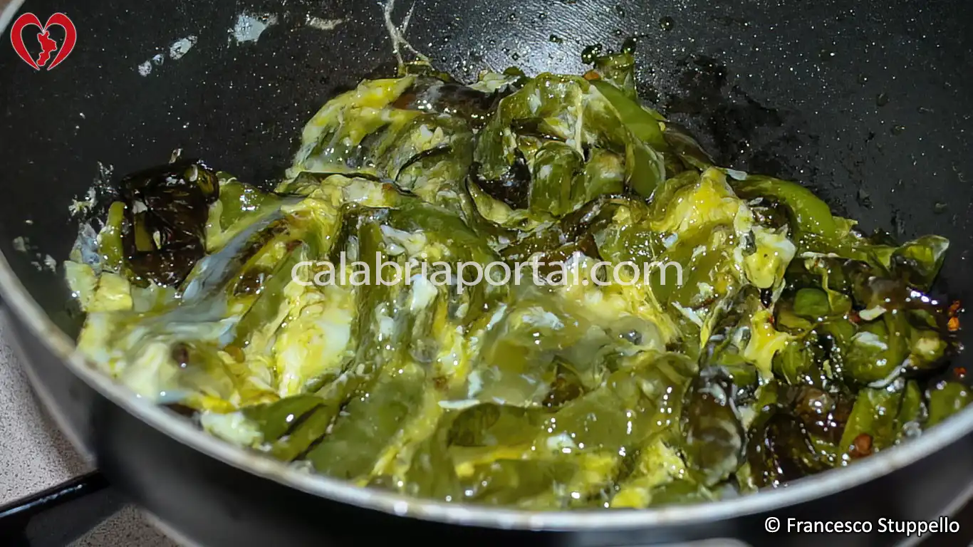Ricetta Uova e Peperoni Fritti alla Calabrese: mescolate.
