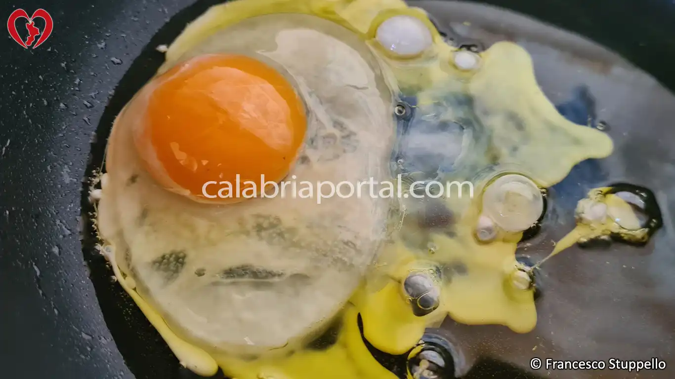 Ricetta Calabrese dell'Uovo Fritto con Peperone Macinato