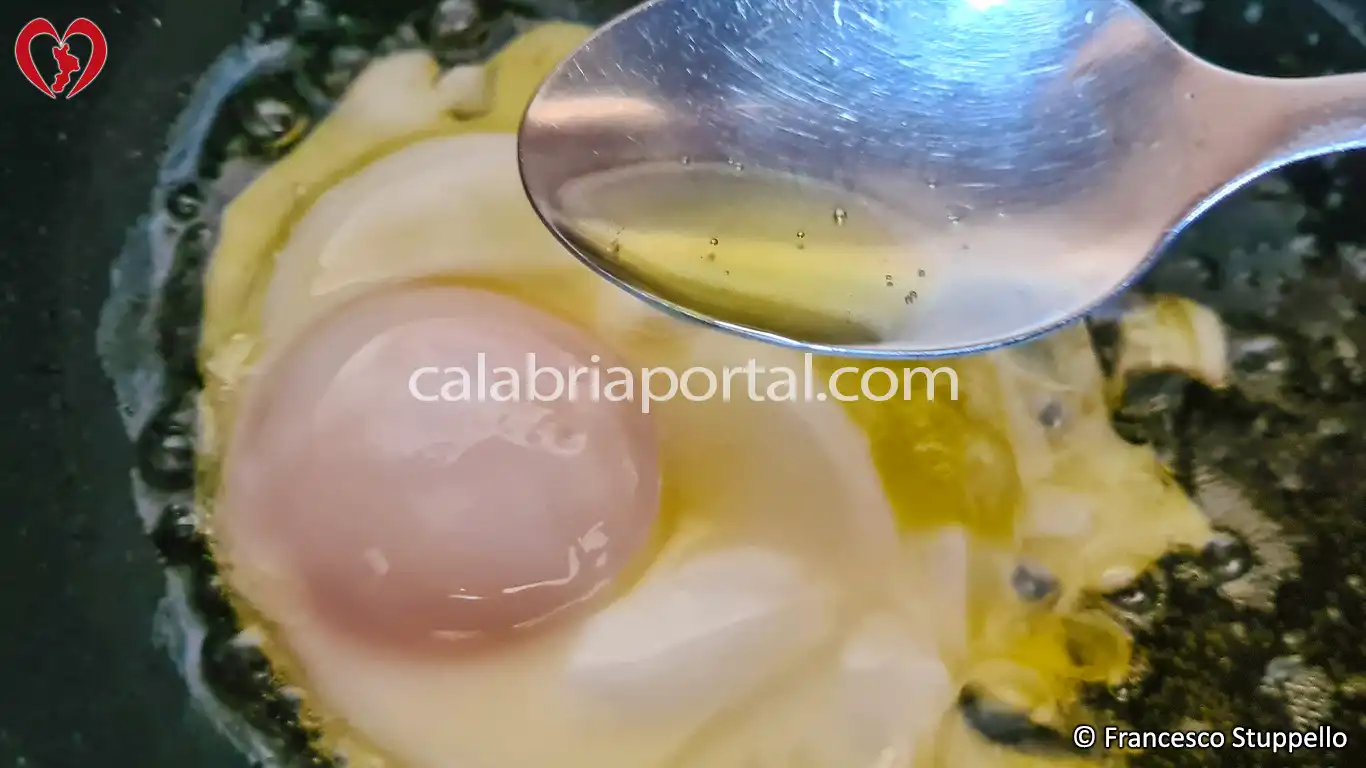 Ricetta Calabrese dell'Uovo Fritto con Peperone Macinato
