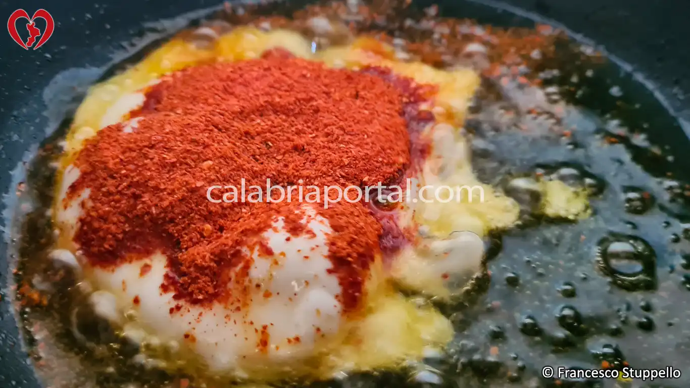 Ricetta Calabrese dell'Uovo Fritto con Peperone Macinato