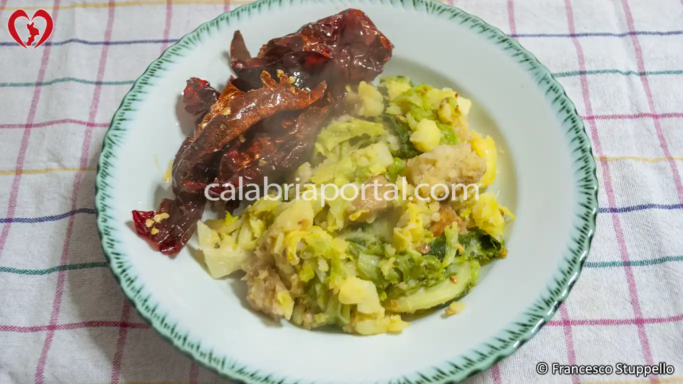 Cavoli e Patate in Padella con Pane Duro e Peperoni Croccanti