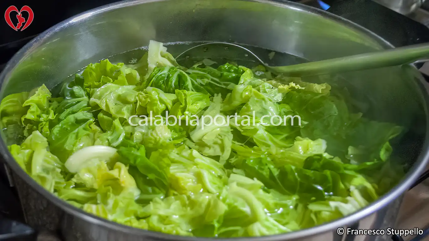 Ricetta dei Cavoli e Patate in Padella con Pane Duro e Peperoni Croccanti alla Calabrese