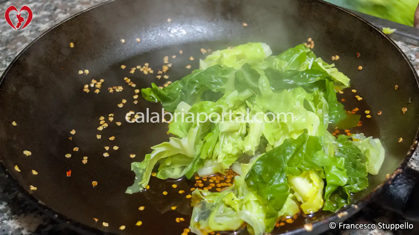 Ricetta dei Cavoli e Patate in Padella con Pane Duro e Peperoni Croccanti alla Calabrese
