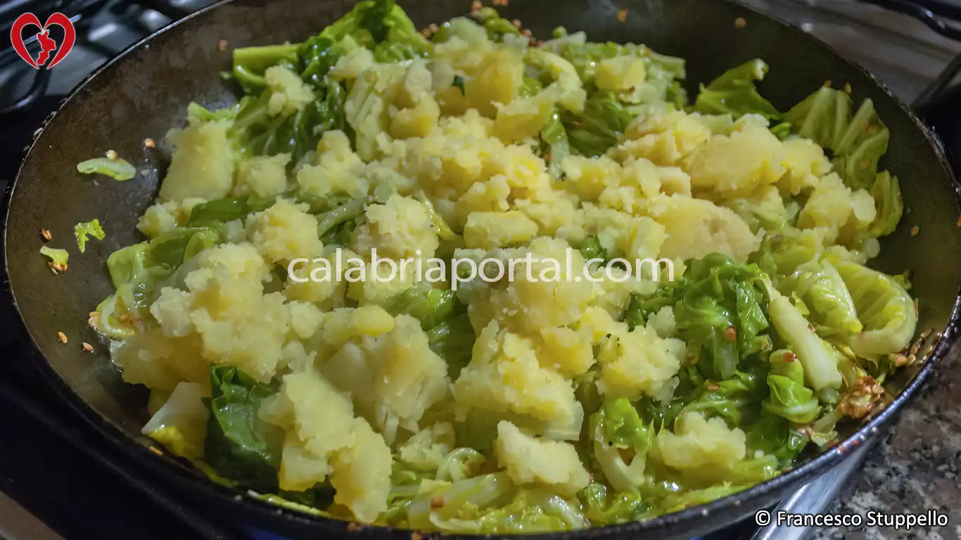 Ricetta dei Cavoli e Patate in Padella con Pane Duro e Peperoni Croccanti alla Calabrese