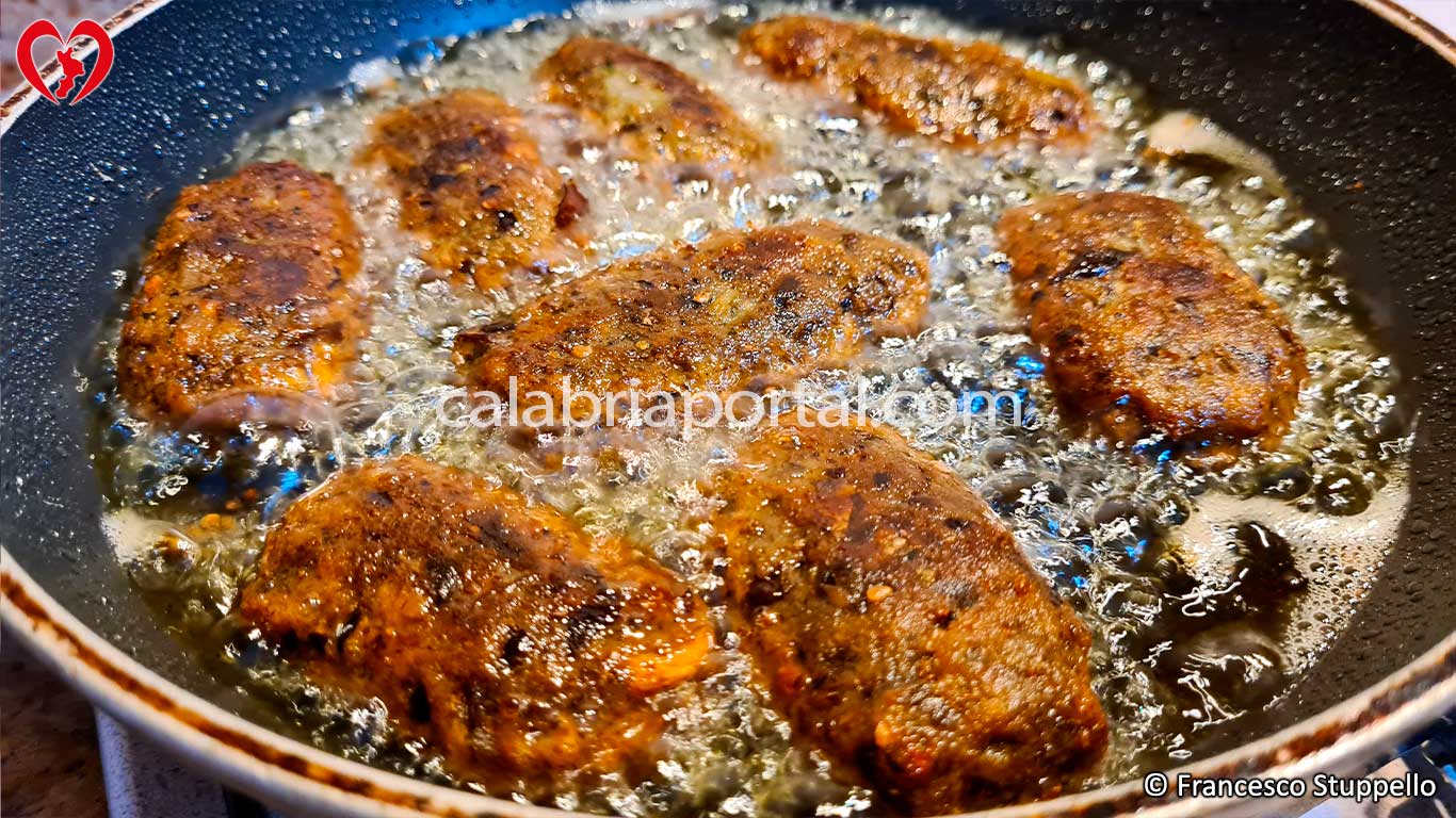 Ricetta delle Polpette di Melanzane alla Calabrese: Friggete le Polpette Ricetta delle Polpette di Melanzane alla Calabrese: Friggete le Polpette