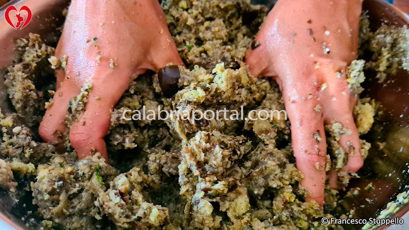 Ricetta delle Polpette di Melanzane alla Calabrese: Impastate Ricetta delle Polpette di Melanzane alla Calabrese: Impastate