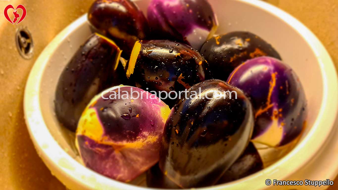 Ricetta delle Polpette di Melanzane alla Calabrese: Lavare le Melanzane Ricetta delle Polpette di Melanzane alla Calabrese: Lavare le Melanzane