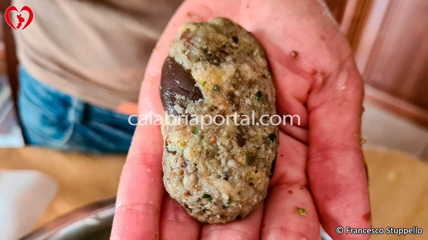 Ricetta delle Polpette di Melanzane alla Calabrese: Realizzate le Polpette Ricetta delle Polpette di Melanzane alla Calabrese: Realizzate le Polpette