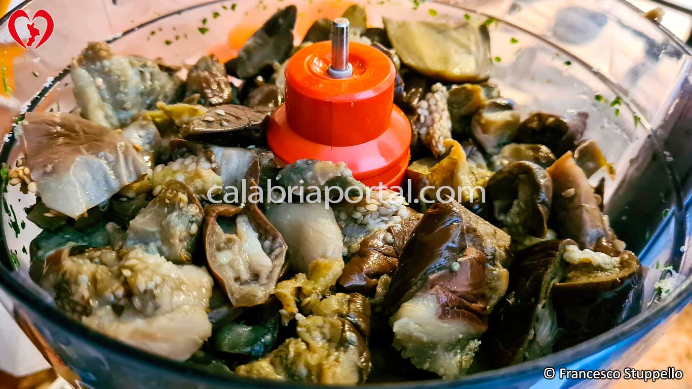 Ricetta delle Polpette di Melanzane alla Calabrese: Triturate le Melanzane Ricetta delle Polpette di Melanzane alla Calabrese: Triturate le Melanzane