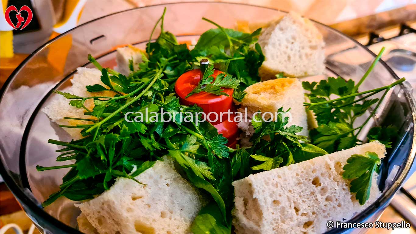 Ricetta delle Polpette di Melanzane alla Calabrese: Triturate il Pane Ricetta delle Polpette di Melanzane alla Calabrese: Triturate il Pane