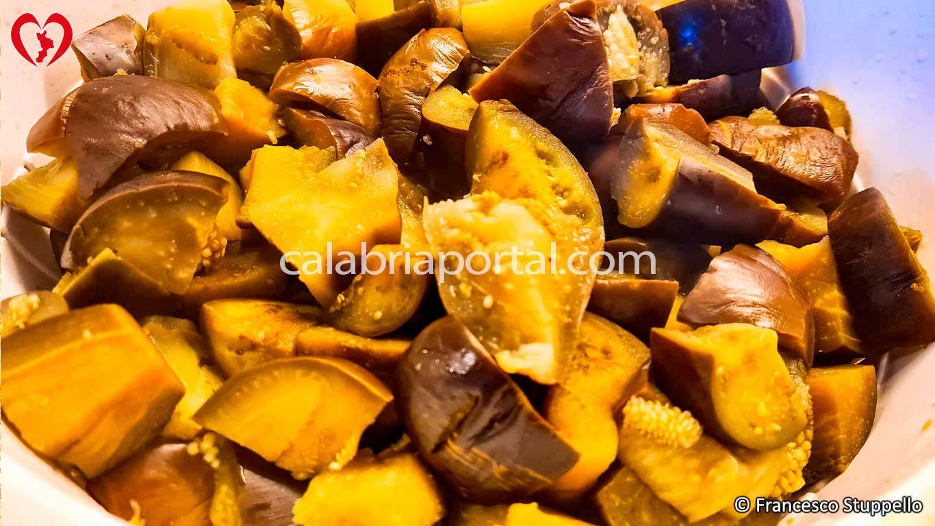 Ricetta delle Polpette di Melanzane alla Calabrese: Fate Scolare le Melanzane Ricetta delle Polpette di Melanzane alla Calabrese: Fate Scolare le Melanzane