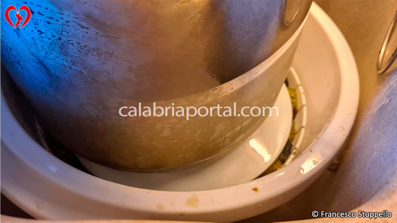 Ricetta delle Polpette di Melanzane alla Calabrese: Mettete le Melanzane Sotto Peso Ricetta delle Polpette di Melanzane alla Calabrese: Mettete le Melanzane Sotto Peso