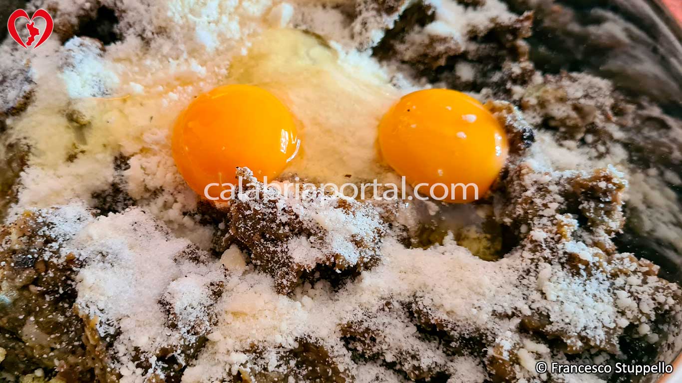 Ricetta delle Polpette di Melanzane alla Calabrese: Aggiungete le Uova Ricetta delle Polpette di Melanzane alla Calabrese: Aggiungete le Uova