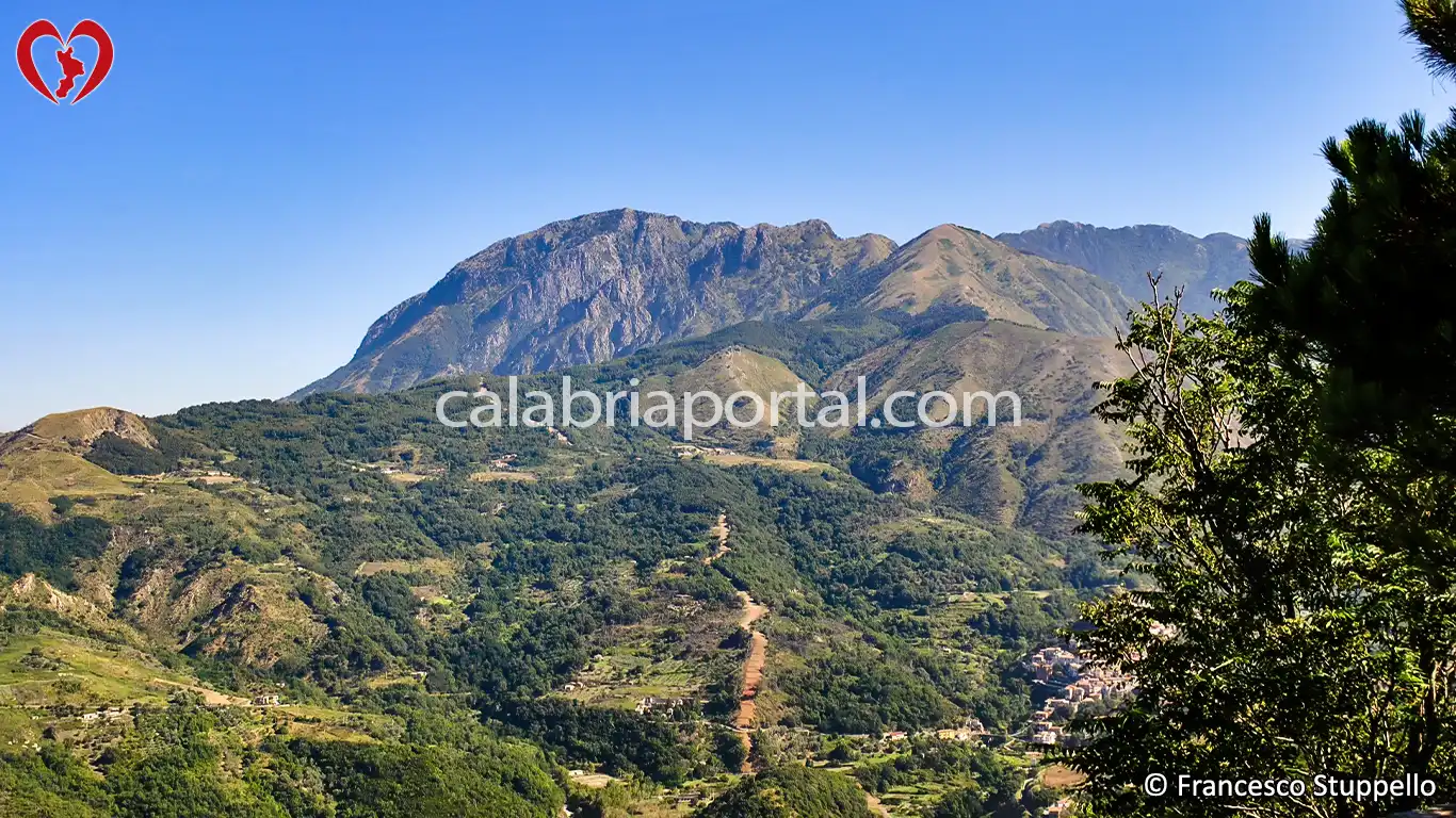 Il Monte La Caccia visto dal centro storico di Bonifati (CS)