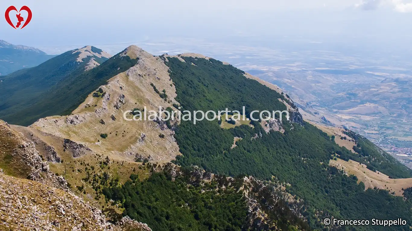 Il Monte Manfriana visto dal Serra Dolcedorme Il Monte Manfriana visto dal Serra Dolcedorme