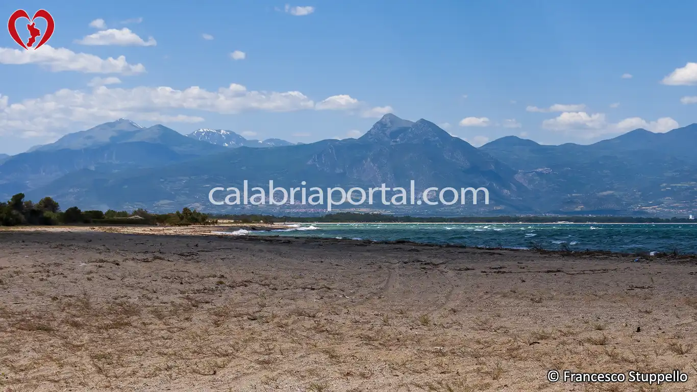 Il Massiccio del Pollino visto dalla spiaggia dei Laghi di Sibari Il Massiccio del Pollino visto dalla spiaggia dei Laghi di Sibari