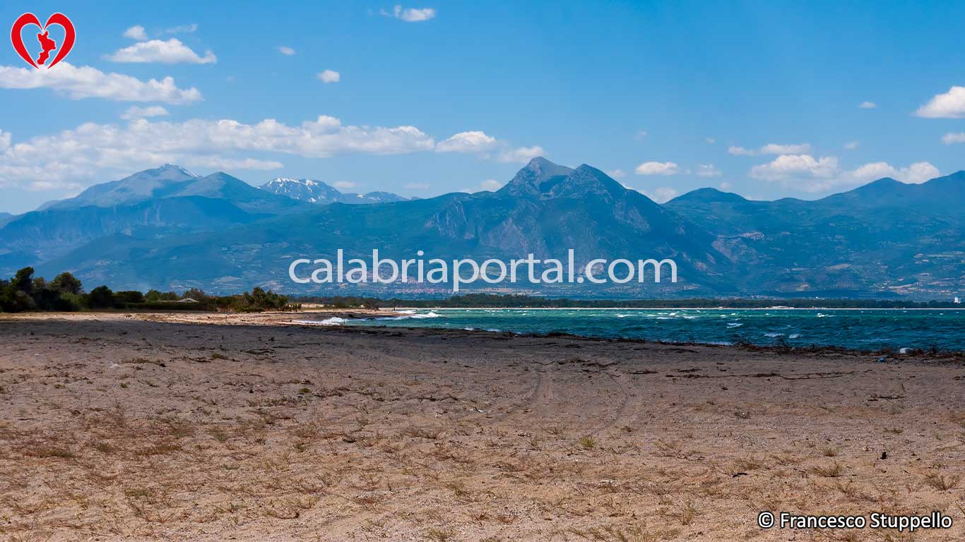 Massiccio del Pollino visto dai Laghi di Sibari (C Massiccio del Pollino visto dai Laghi di Sibari (C