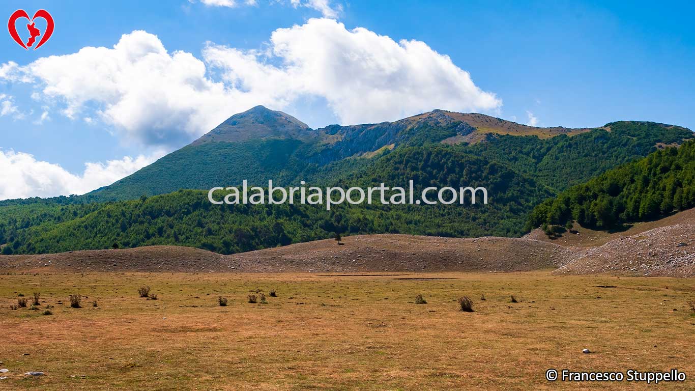 Il Serra Dolcedorme visto dalla Piana del Pollino Il Serra Dolcedorme visto dalla Piana del Pollino