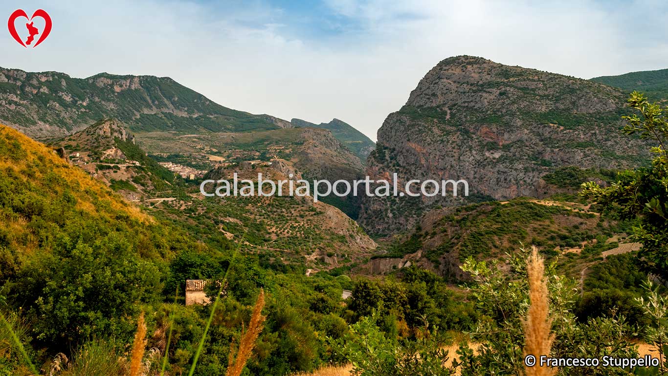 La Timpa del Demanio di fronte al borgo di Civita (CS) La Timpa del Demanio di fronte al borgo di Civita (CS)