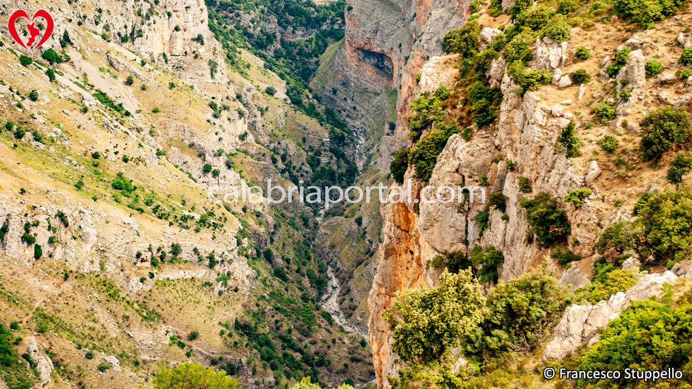 La Parete Rocciosa della Timpa del Demanio La Parete Rocciosa della Timpa del Demanio
