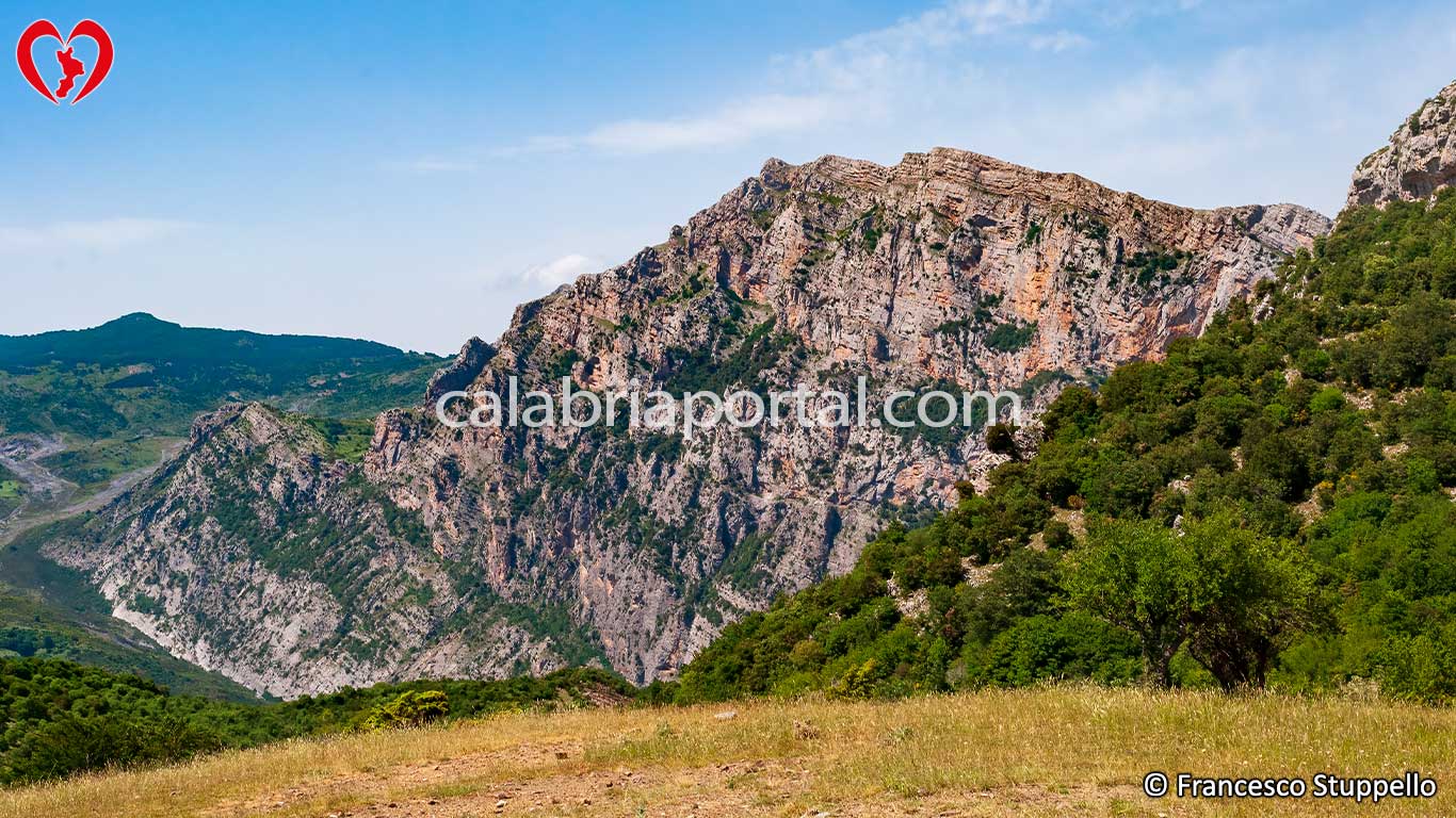 La Timpa di San Lorenzo vista dalla Timpa di Porace La Timpa di San Lorenzo vista dalla Timpa di Porace