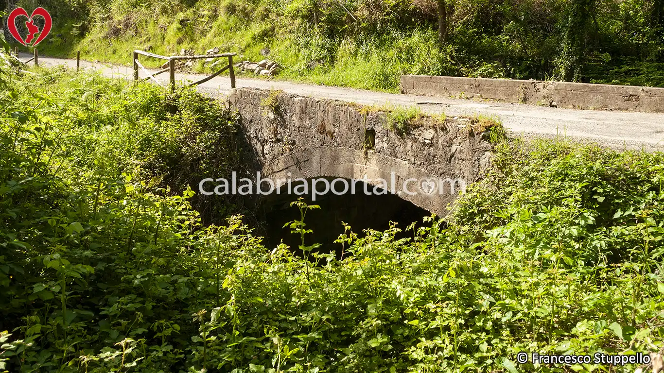 Antico Ponte di Massacornuta a Tortora