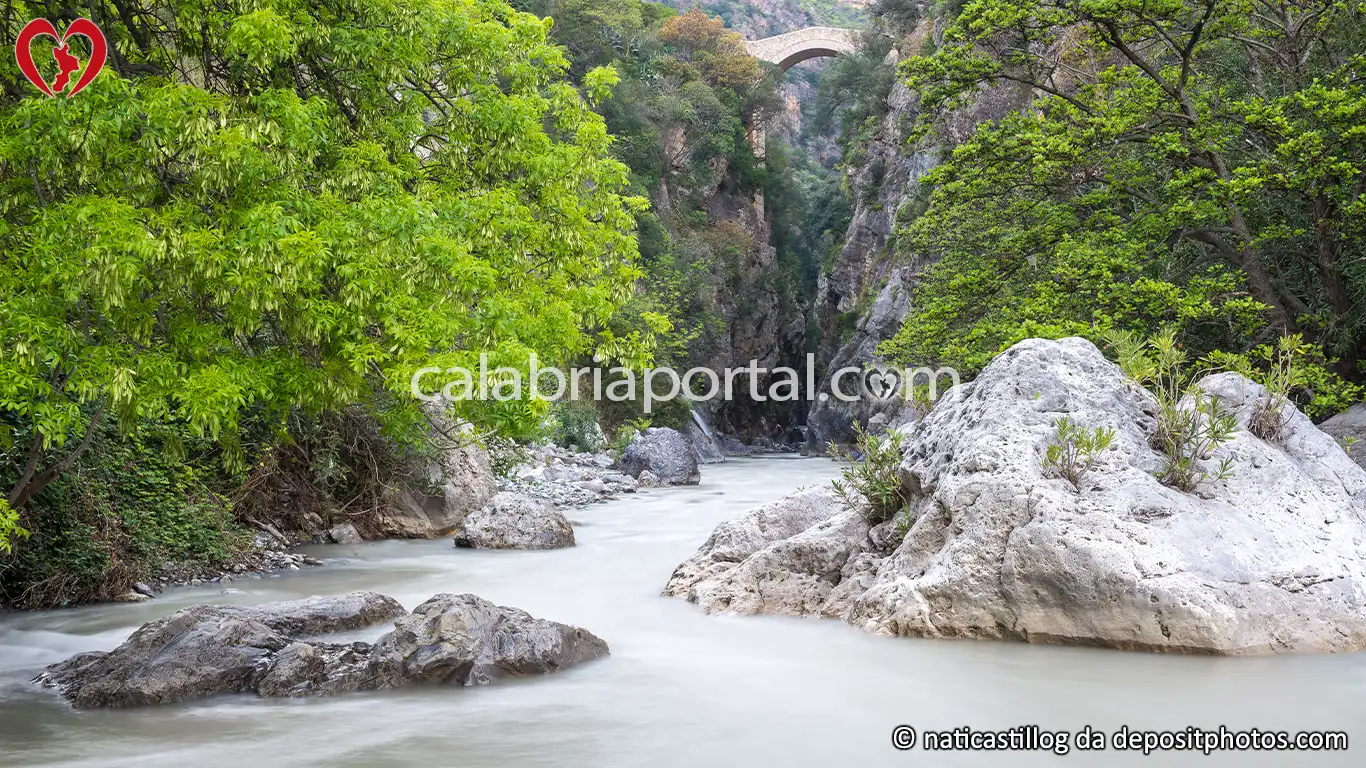 Il Torrente Raganello presso il Ponte del Diavolo a Civita Il Torrente Raganello presso il Ponte del Diavolo a Civita
