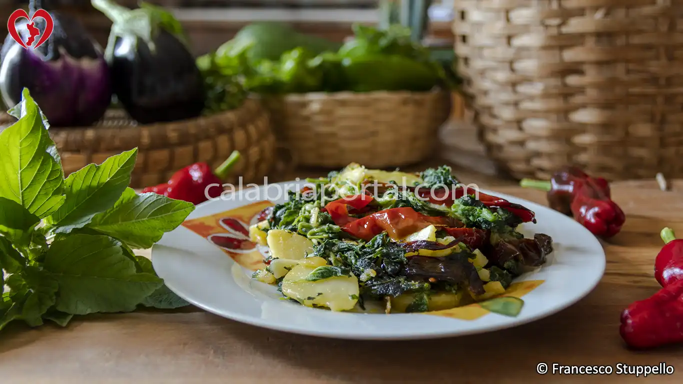 Ricetta delle Foglie di Amaranto con Patate e Peperoni alla Calabrese Ricetta delle Foglie di Amaranto con Patate e Peperoni alla Calabrese