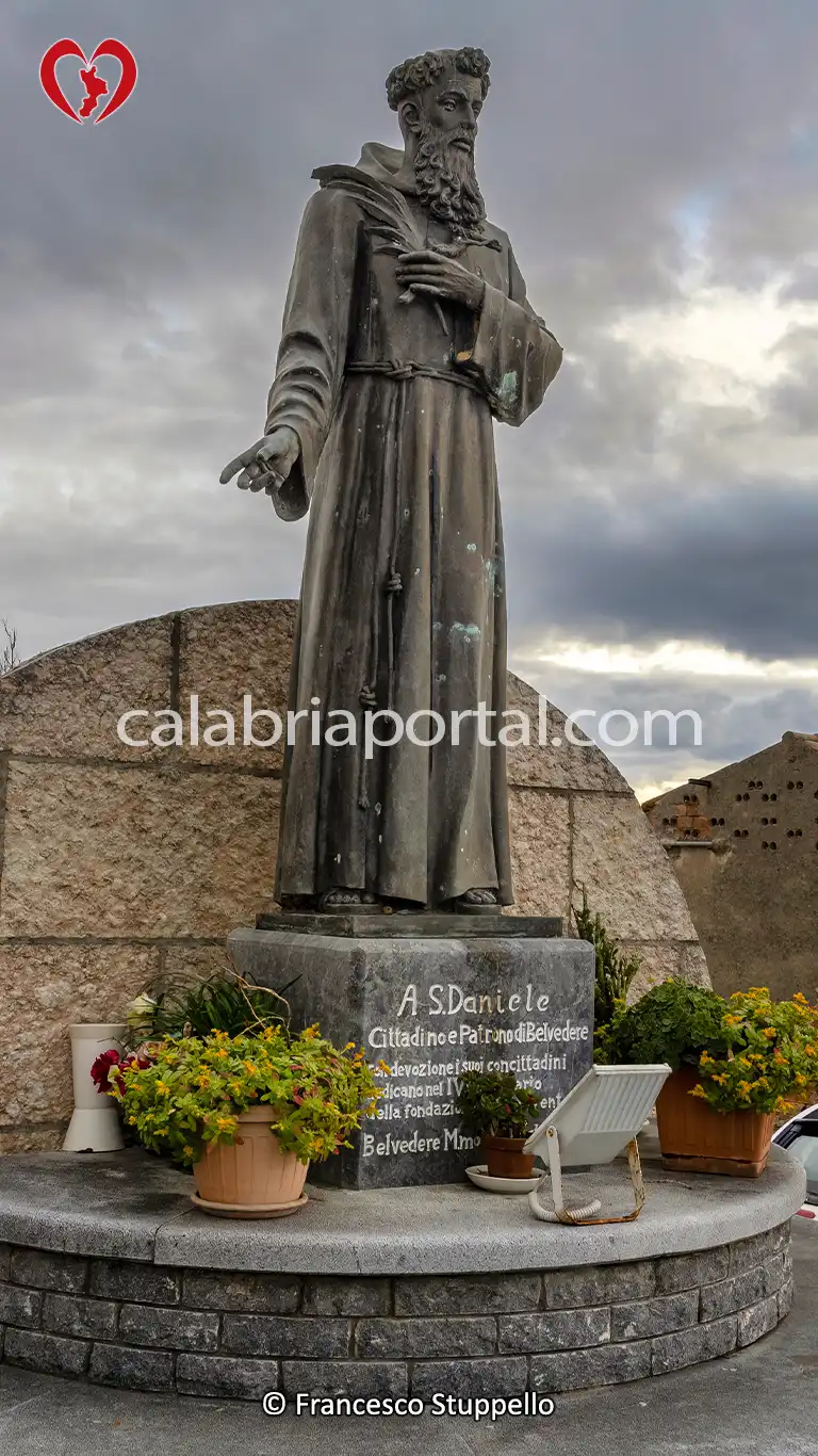 Monumento a San Daniele Fasanella a Belvedere Marittimo (CS) Monumento a San Daniele Fasanella a Belvedere Marittimo (CS)