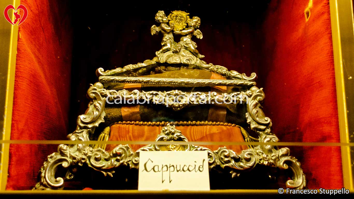 Reliquia del Cappuccio di San Francesco da Paola presso il Santuario di Paterno Calabro (CS) Reliquia del Cappuccio di San Francesco da Paola presso il Santuario di Paterno Calabro (CS)