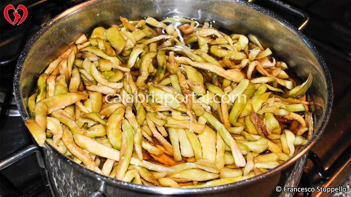 Ricetta dei Filetti di Melanzane alla Calabrese: Scottatura dei Filetti
