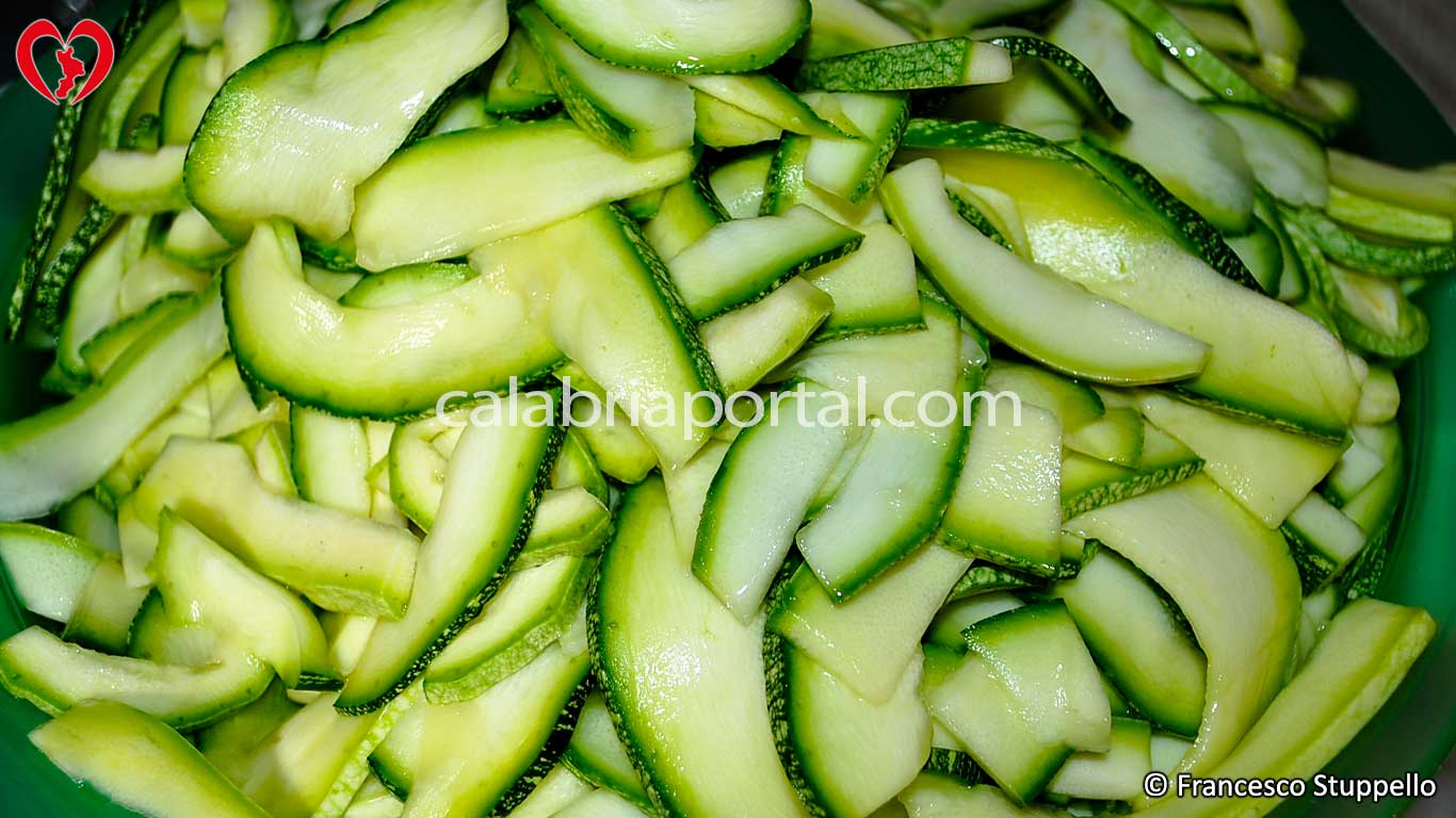 Ricetta dei Filetti di Zucchine alla Calabrese: Fate Appassire