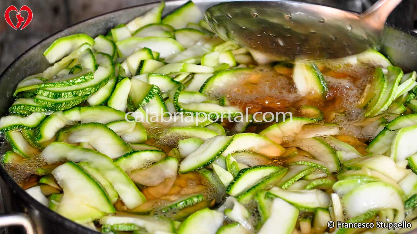 Ricetta dei Filetti di Zucchine alla Calabrese: Fate Sbollentare Ricetta dei Filetti di Zucchine alla Calabrese: Fate Sbollentare