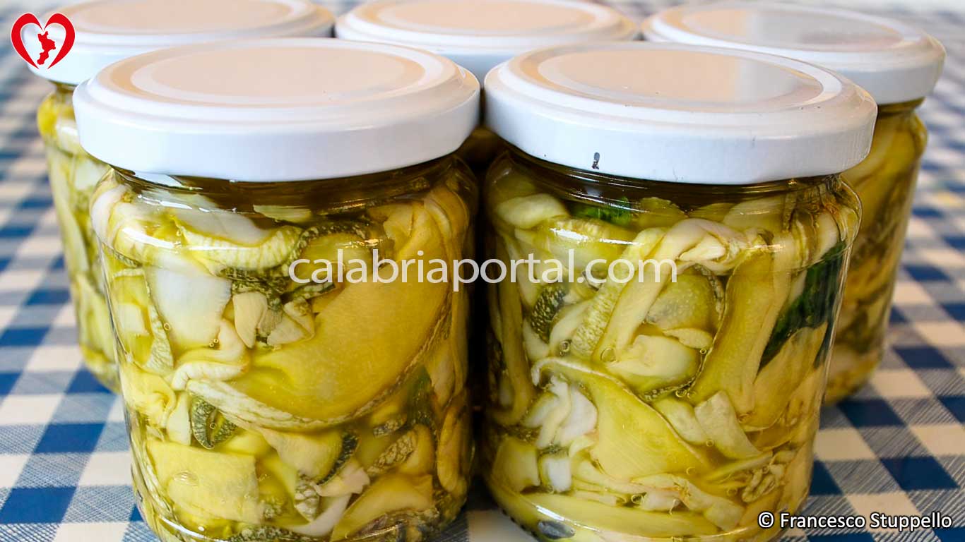 Ricetta dei Filetti di Zucchine alla Calabrese: Vasetti in Vetro Ricetta dei Filetti di Zucchine alla Calabrese: Vasetti in Vetro