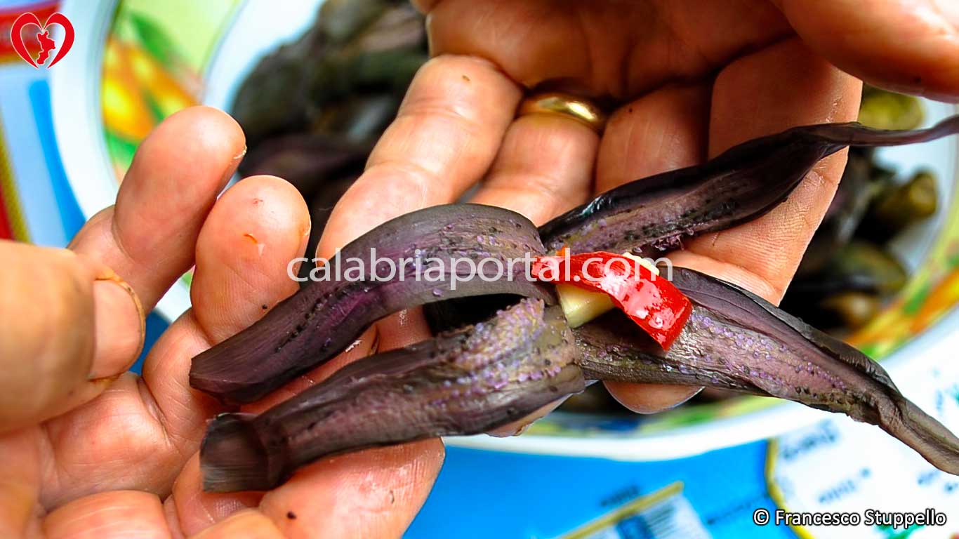 Ricetta delle Melanzane Intere Sott'olio alla Calabrese - Condimento Ricetta delle Melanzane Intere Sott'olio alla Calabrese - Condimento