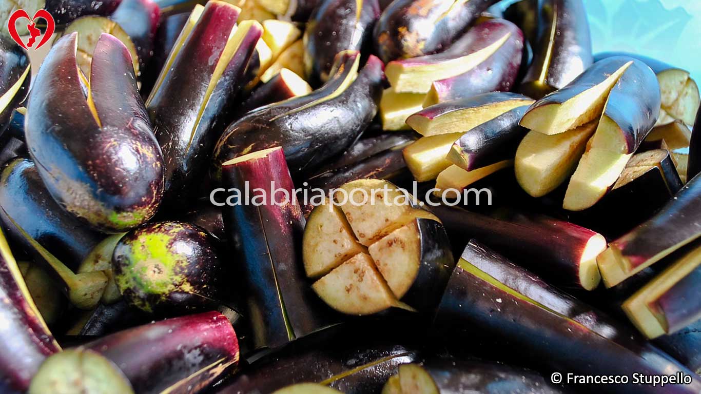 Ricetta delle Melanzane Intere Sott'olio alla Calabrese - Incisione dei Frutti Ricetta delle Melanzane Intere Sott'olio alla Calabrese - Incisione dei Frutti
