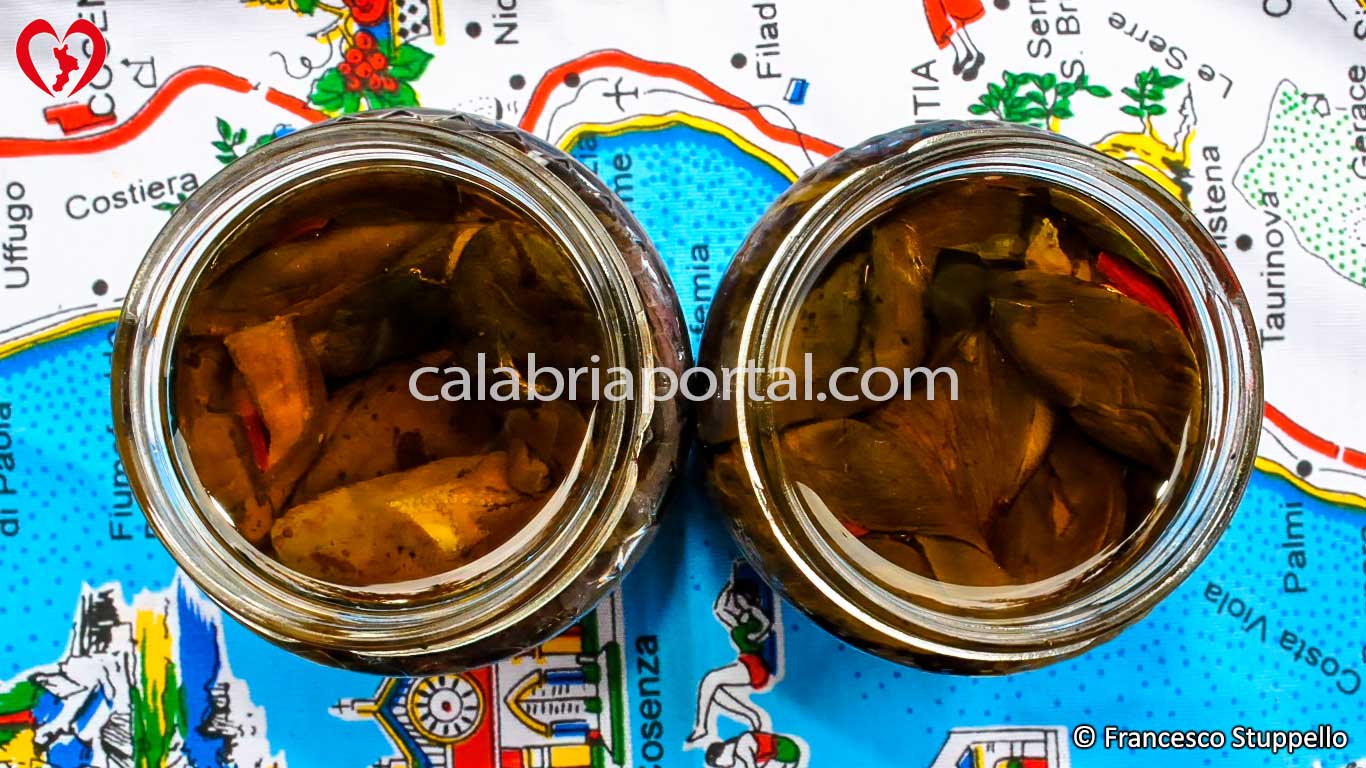 Ricetta delle Melanzane Intere Sott'olio alla Calabrese - Ricoperte con Olio di Oliva Ricetta delle Melanzane Intere Sott'olio alla Calabrese - Ricoperte con Olio di Oliva