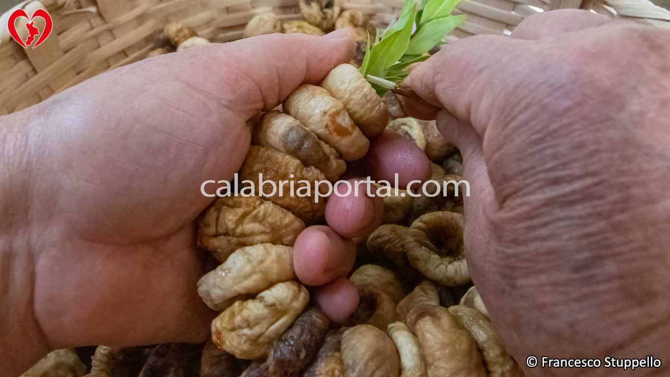 Chiudete la corolla effettuando una rotazione del rametto di mirto Chiudete la corolla effettuando una rotazione del rametto di mirto