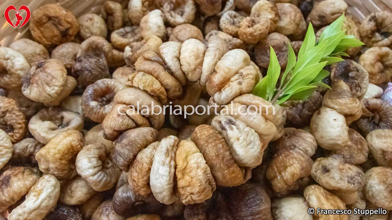 Infine, infornate e fate cuocere i fichi fino a doratura Infine, infornate e fate cuocere i fichi fino a doratura