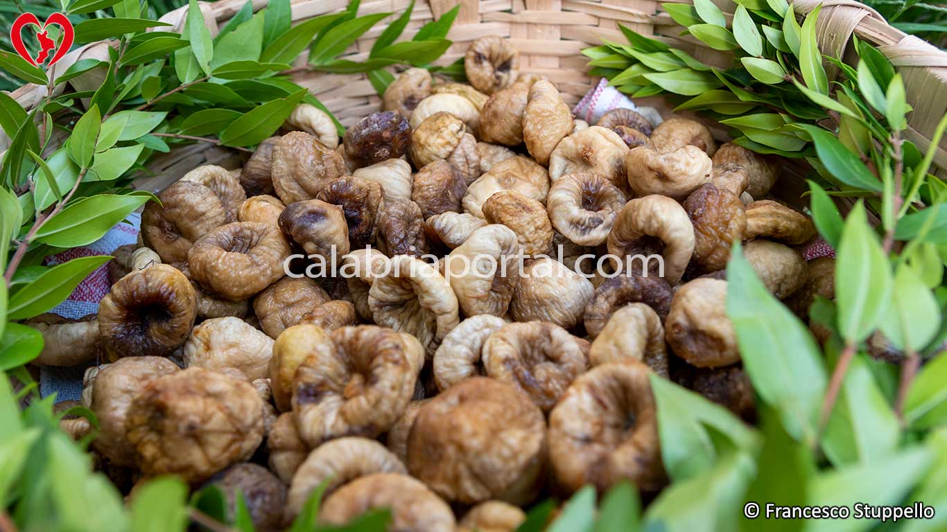 Cesta con fichi secchi calabresi e rametti di mirto Cesta con fichi secchi calabresi e rametti di mirto